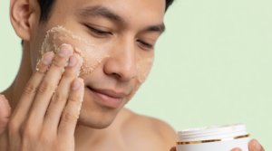 applicazione scrub viso fai da te su pelle del viso