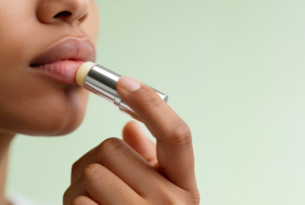 donna che applica balsamo labbra