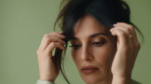donna che tiene i capelli tra le mani per la caduta da stress