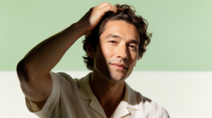 uomo con capelli sani dopo trattamento contro la forfora