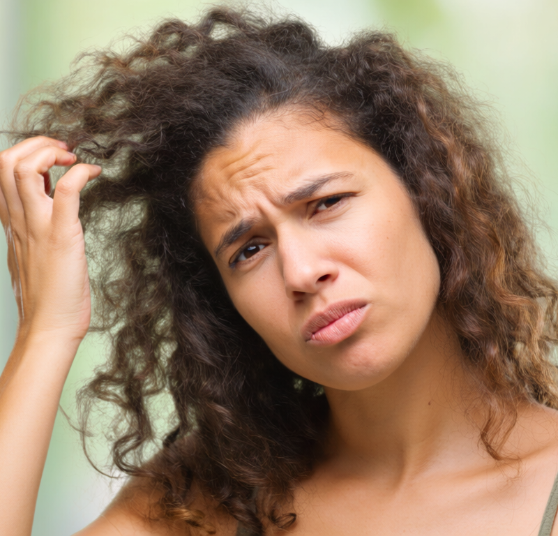 donna con capelli crespi causati dall'umidità