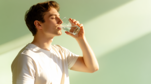 uomo che beve acqua per idratarsi