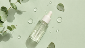 Flat lay siero alla niacinamide per il controllo del sebo