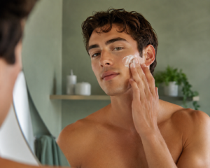 uomo applica crema idratante oil free pelle grassa