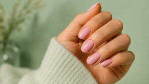 Manicure semipermanente neutra opaca su mano maschile