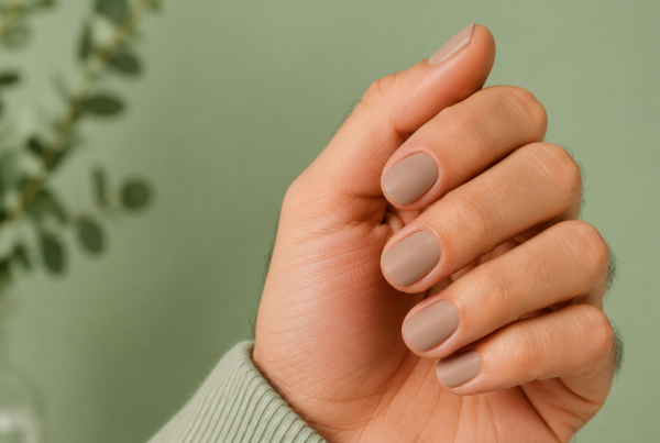 Manicure semipermanente colore rosa pastello su mano femminile