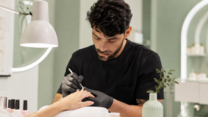 onicotecnico al lavoro dopo il corso di onicotecnica