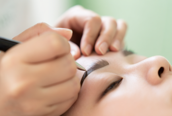 Tecnica di microblading eseguita durante un corso trucco semipermanente