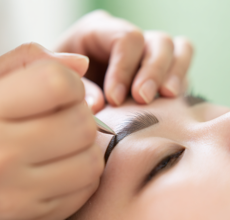 Tecnica di microblading eseguita durante un corso trucco semipermanente