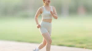 donna che fa attività fisica per contrastare la cellulite