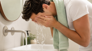 Risciacquo del viso dopo l'applicazione della maschera purificante