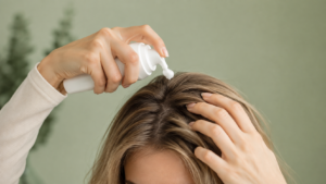 Applicazione di mousse volumizzante sulle radici