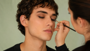 Applicazione professionale di eyeliner per occhi a mandorla