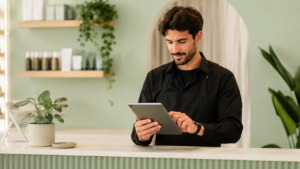 Parrucchiere controlla le recensioni online sul gestionale del salone