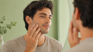 controlla la pelle del viso dopo skincare anti-età