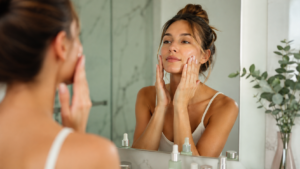 Donna che esegue un massaggio viso rassodante a casa