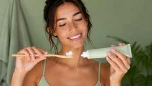 Donna con spazzolino e dentifricio sbiancante naturale