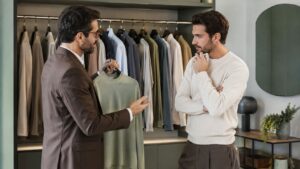 Consulente di immagine che aiuta una cliente a scegliere un outfit