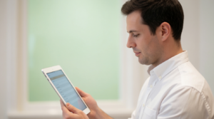 Professionista controlla i punti fedeltà di un cliente su tablet