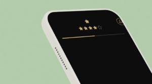 Schermo smartphone con recensione a cinque stelle per un professionista beauty