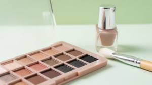 Palette di ombretti neutri e intensi per trucco occhi a mandorla