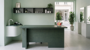 Interno di un salone di bellessa con vetrina e piante, location ideale per aprire un'attività