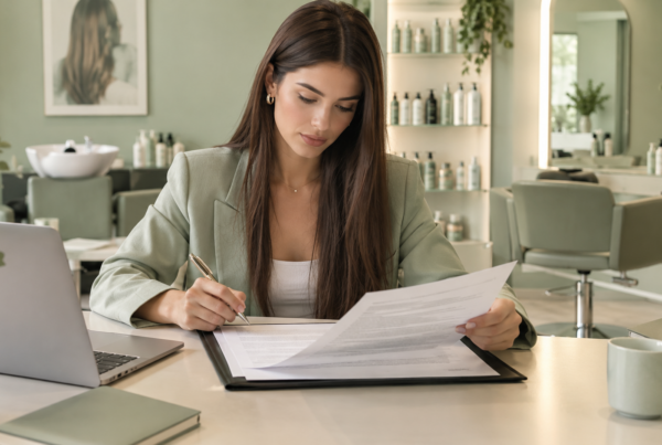 estetista che valuta un contratto di franchising per il proprio centro