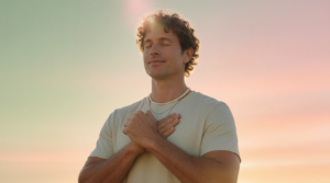 uomo che pratica respirazione per ridurre lo stress quotidiano