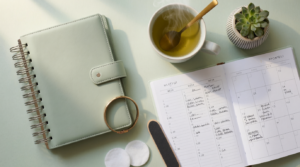 Agenda piena di appuntamenti di un'estetista, una delle cause del burnout estetista