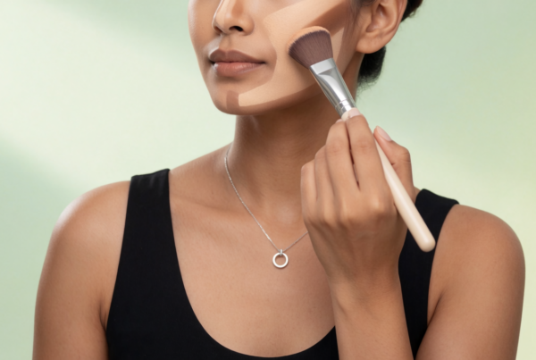 donna applica contouring con pennello
