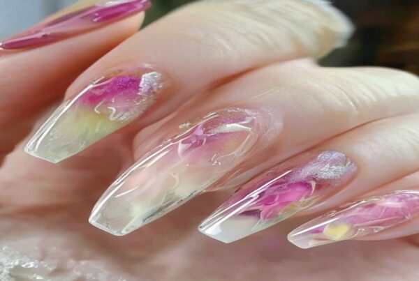 Nail art professionale con gel e semipermanente colori vivaci 2026