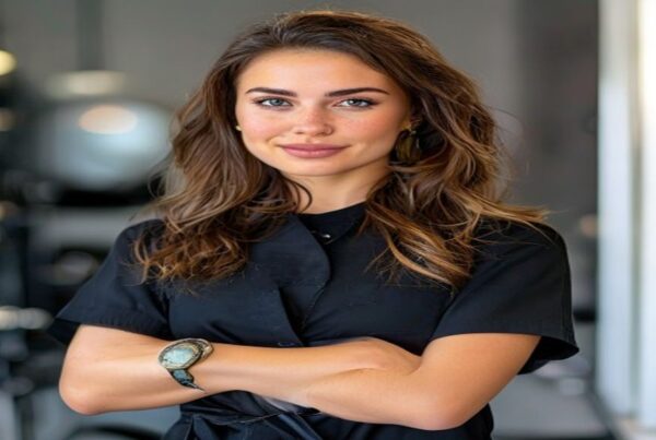 Parrucchiera professionista con forbici e diversi stili di taglio capelli