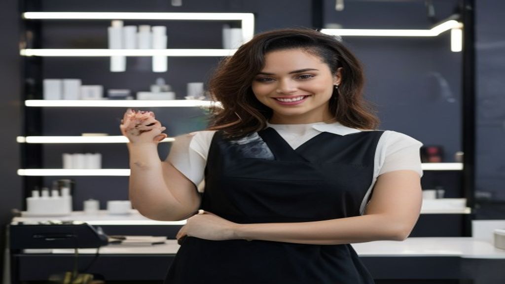 Parrucchiere che risponde ai clienti su WhatsApp Business nel proprio salone